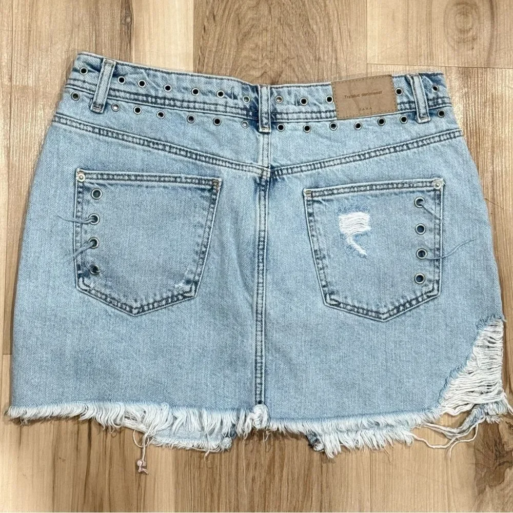 Zara Trafaluc Grommet Distressed Raw Hem Mini Skirt Women’s Medium